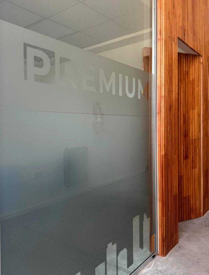 Oficina con vidrio con el logo de Premium